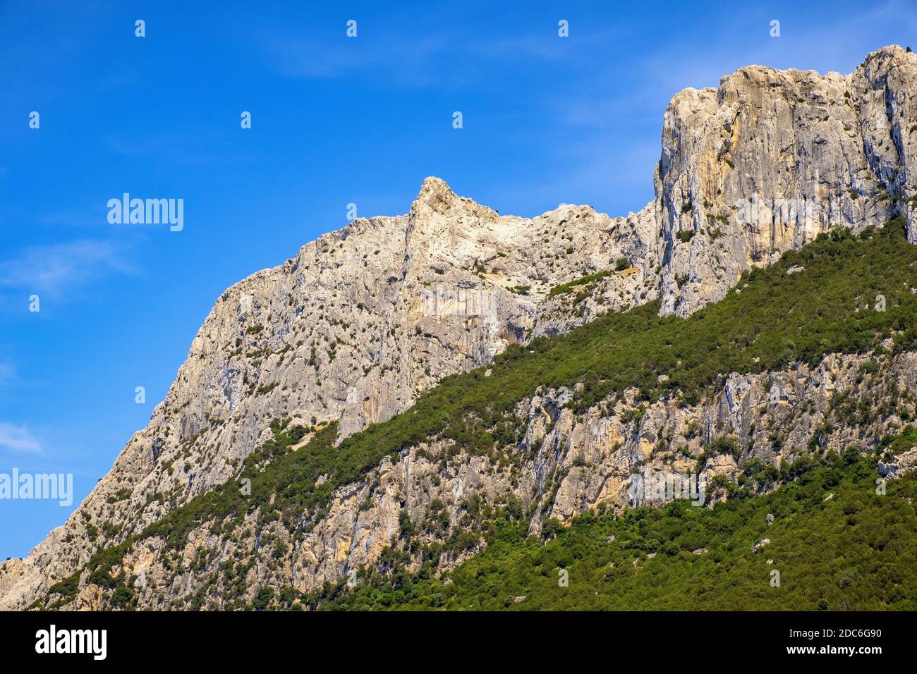 Vista panoramica delle scogliere e delle pendici del massiccio calcareo principale, Monte Cannone, dell'isola Tavolara sul Mar Tirreno al largo della costa settentrionale di SAR Foto Stock