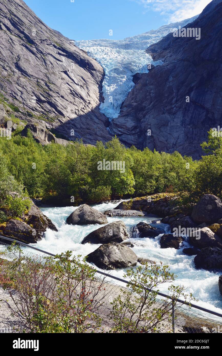 Il ghiacciaio Briksdal è una delle braccia più accessibili del ghiacciaio Jostedalsbreen in Norvegia. Foto Stock