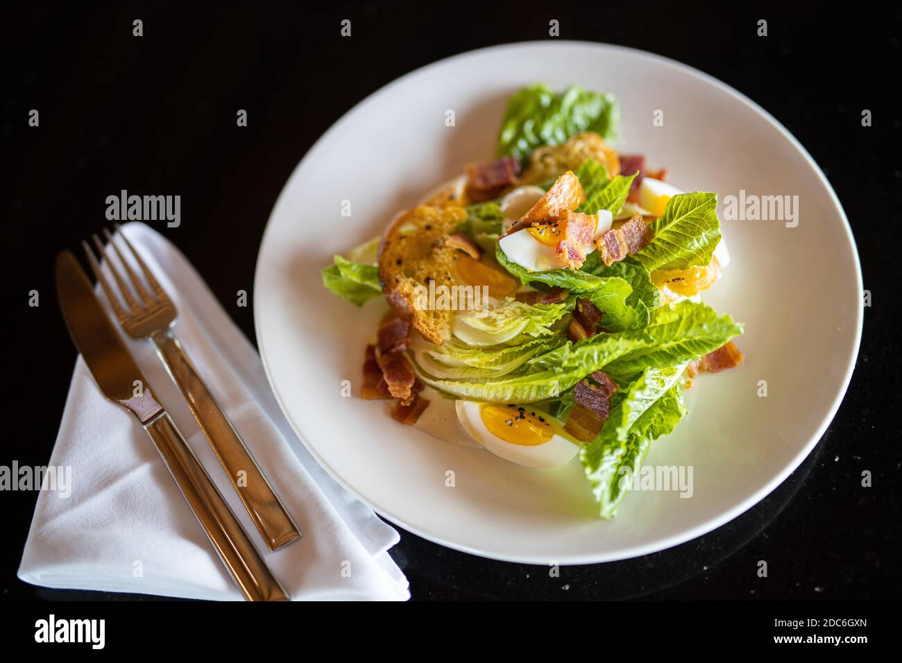Salmone con insalata di spinaci, pomodori ciliegini, lattughella, baby spinaci, menta e basilico. Cibi fatti in casa. Un concetto per un gustoso e pasto sano Foto Stock