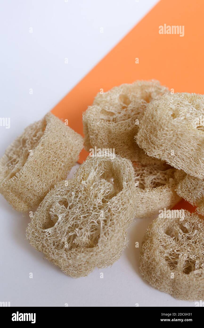 Spugne di loofah di closeup su sfondo arancione. Foto Stock