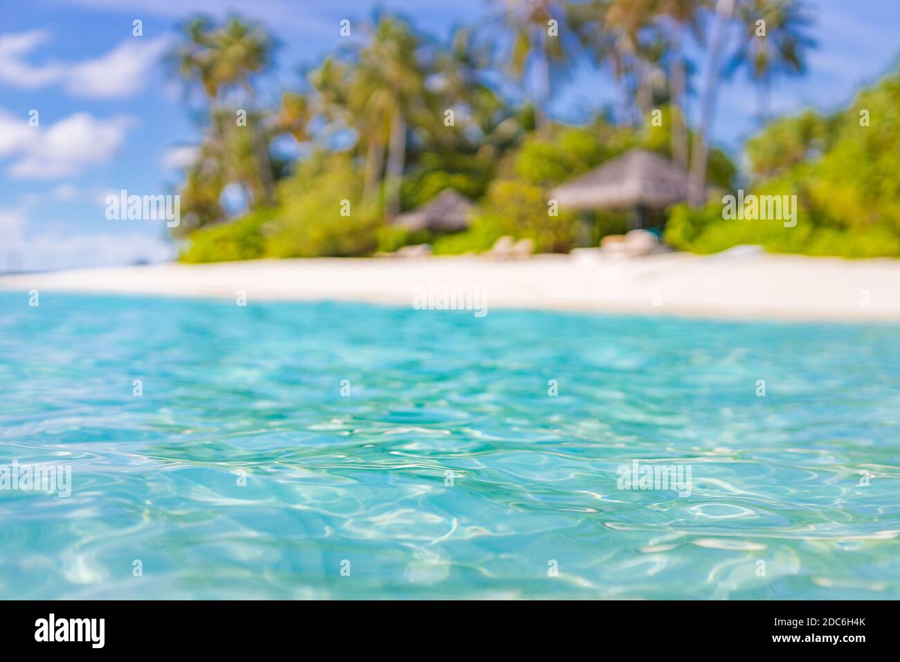 Paesaggio da sogno sulla spiaggia, paradiso tropicale dell'isola. Cielo blu con nuvole nella soleggiata giornata estiva. Sfondo paesaggio perfetto per una vacanza rilassante Foto Stock