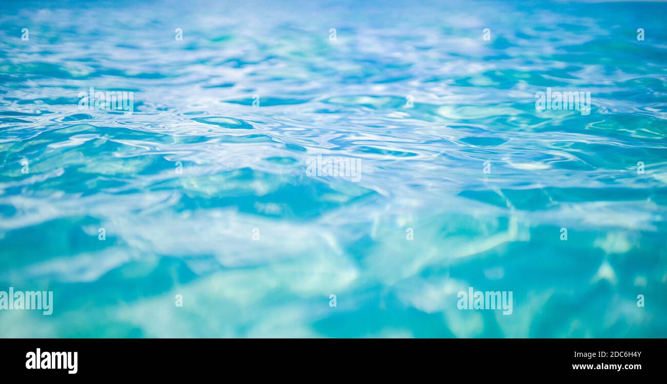 Fondo dell'oceano, ondulazioni morbide e onde. Blur​ abstract​ of​ surface​ blue​ acqua. Abstract​ of​ surface​ blue​ water​ reflected​ ​sunlight Foto Stock