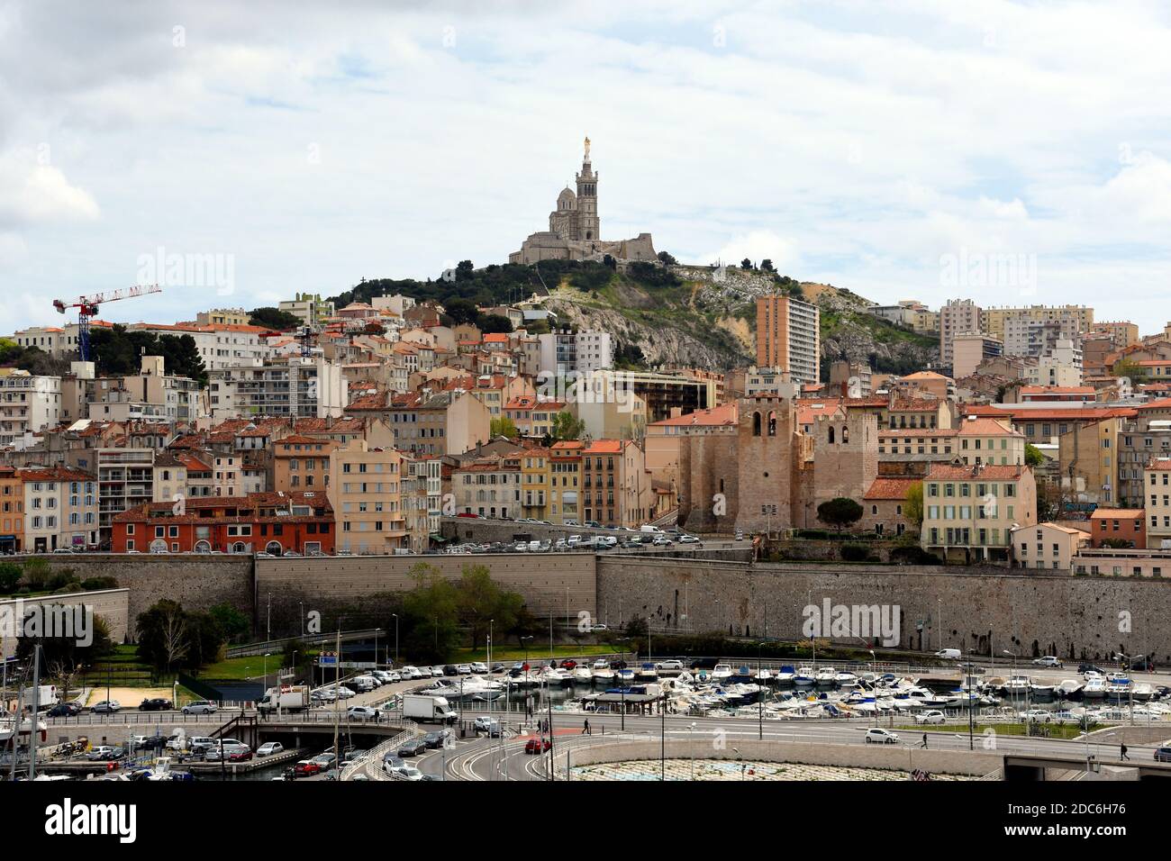Vista di Marsiglia con la basilica di Notre Dame de la Garde e l'abbazia di Saint-Victor. Foto Stock