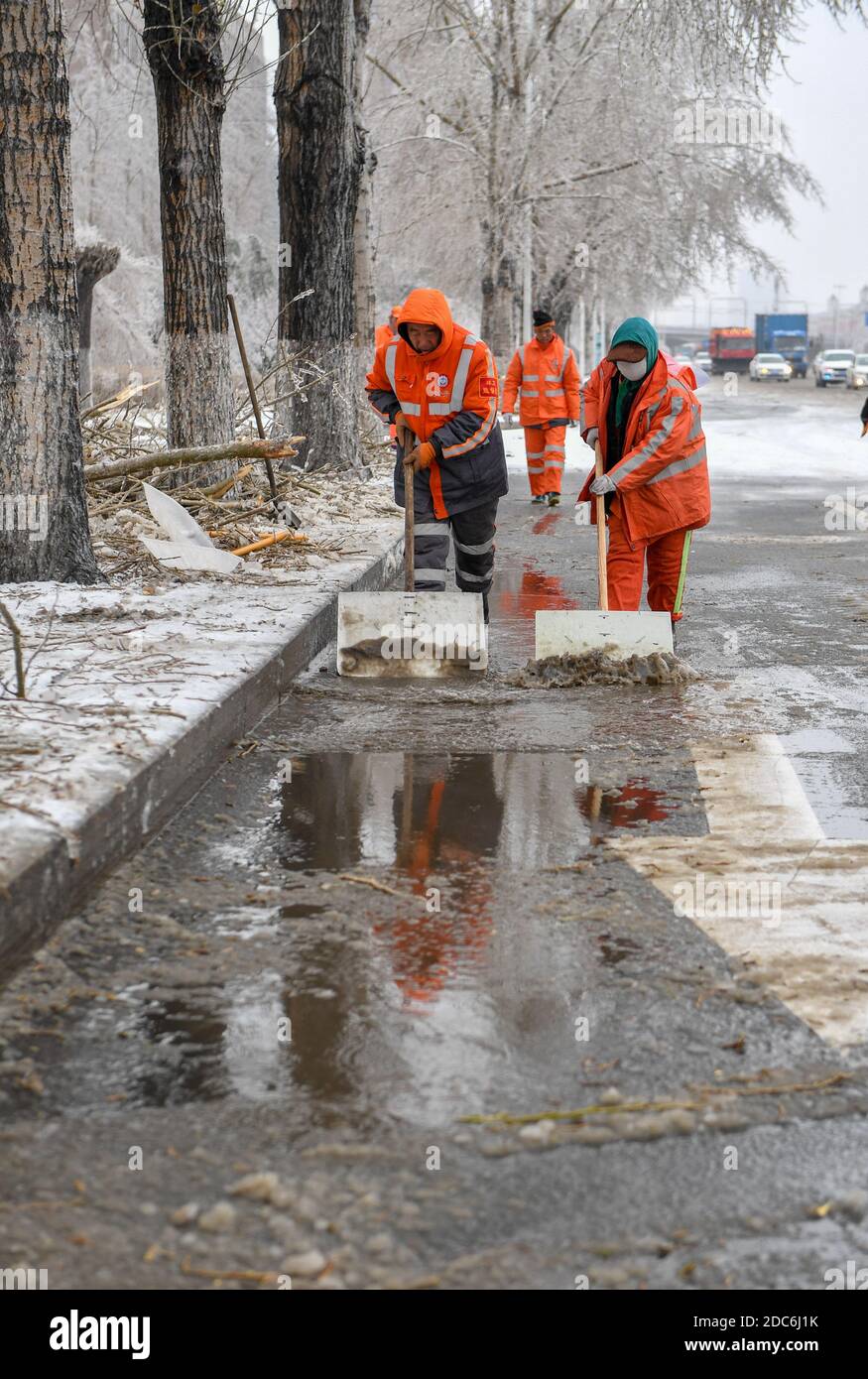 Changchun, la provincia cinese di Jilin. 19 Nov 2020. I pulitori rimuovono ghiaccio e neve dalle strade urbane a Changchun, nella provincia di Jilin, nel nord-est della Cina, 19 novembre 2020. Raramente si vedono pioggia intensa e neve più forte vento ha colpito Changchun il 18 novembre e 19 novembre. Credit: Zhang Nan/Xinhua/Alamy Live News Foto Stock