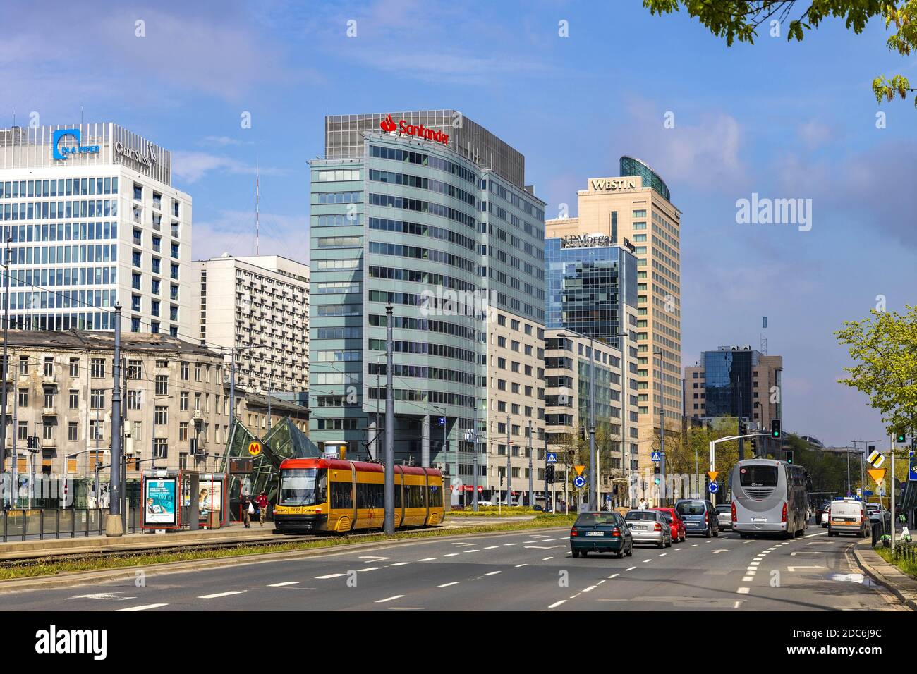 Varsavia, Mazovia / Polonia - 2020/05/02: Vista panoramica del centro di Srodmiescie con Rondo ONZ rotonda e uffici circostanti in alon Foto Stock