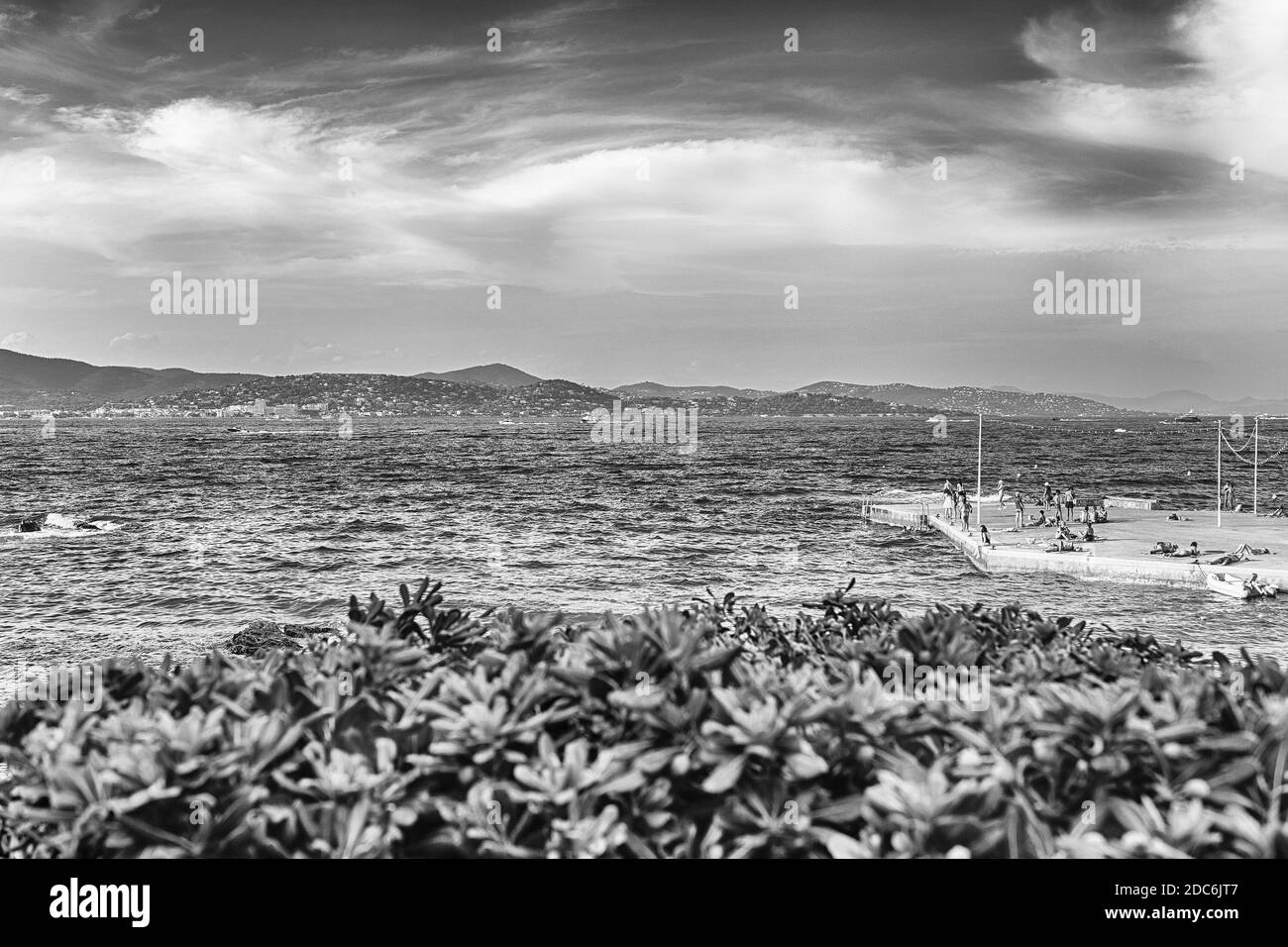 La pittoresca spiaggia la Ponche nel centro di Saint-Tropez, Costa Azzurra, Francia. La citta' e' un resort famoso in tutto il mondo per il jet set a europeo e americano Foto Stock