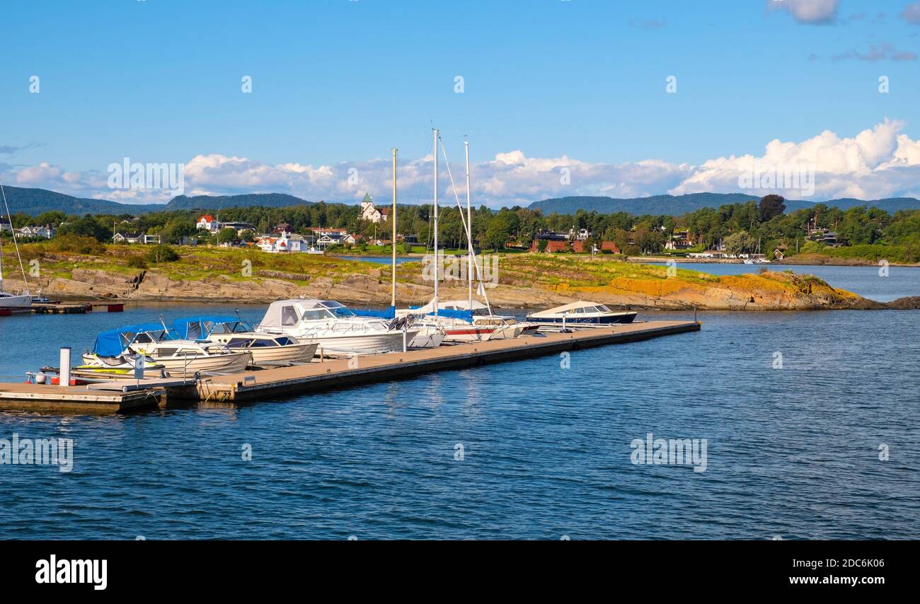 Oslo, Ostlandet / Norvegia - 2019/09/02: Vista panoramica dell'isola di Lindoya sul porto di Oslofjord con il porto turistico Lindoya Vest e le case di cabina estive a Shorel Foto Stock