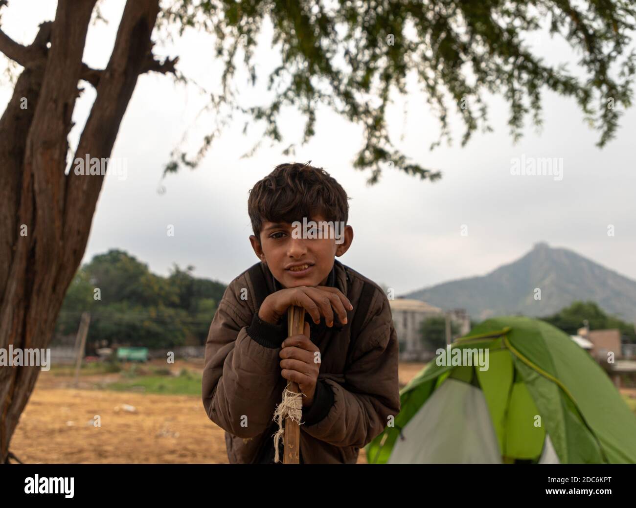 ritratto di un ragazzo rajasthani a cammello mela terra, pushkar. Foto Stock