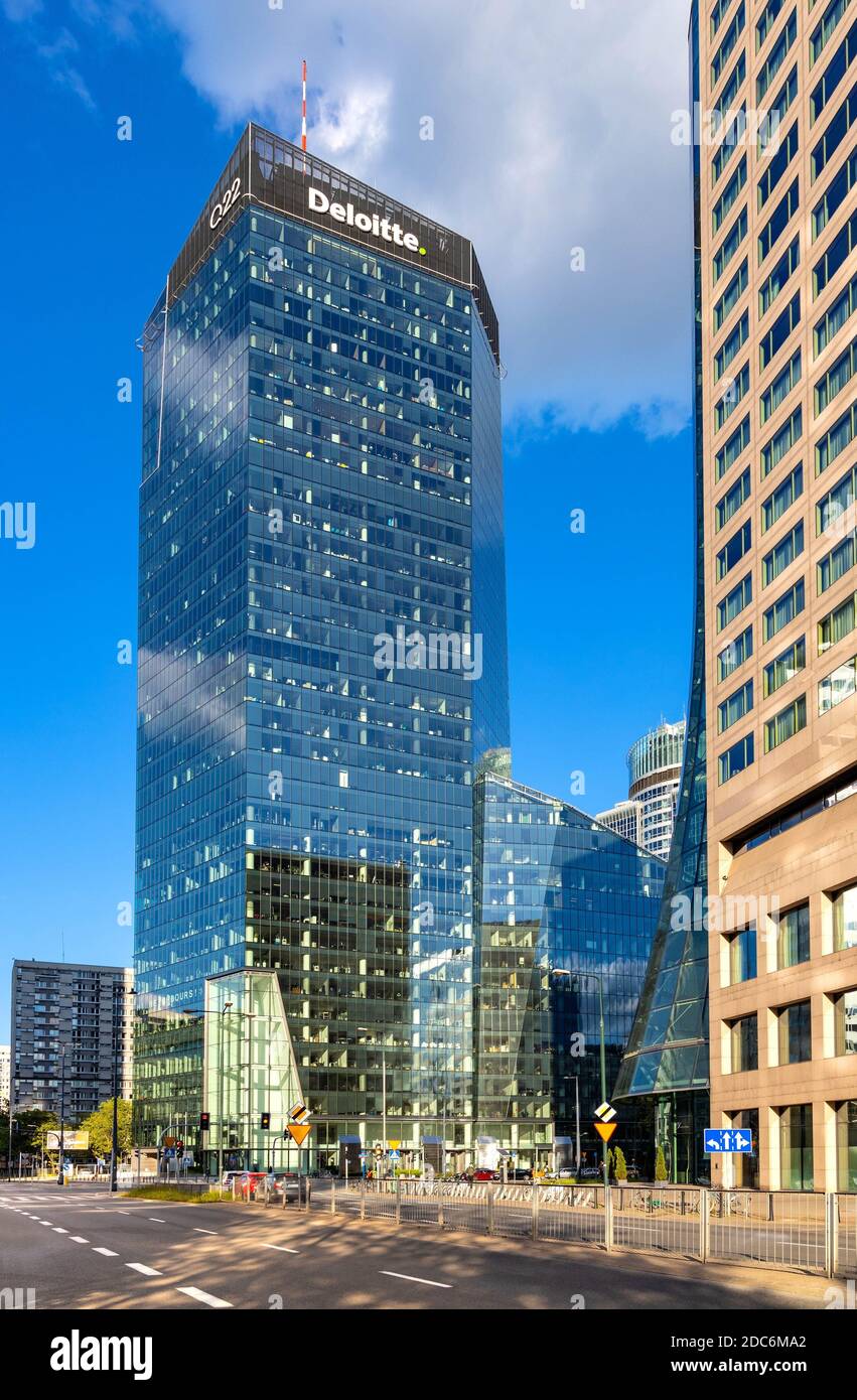 Varsavia, Mazovia / Polonia - 2020/05/22: Vista panoramica della torre Q22 dell'ufficio di Echo Investment al. Viale Jana Pawla II nel centro di Wola Foto Stock