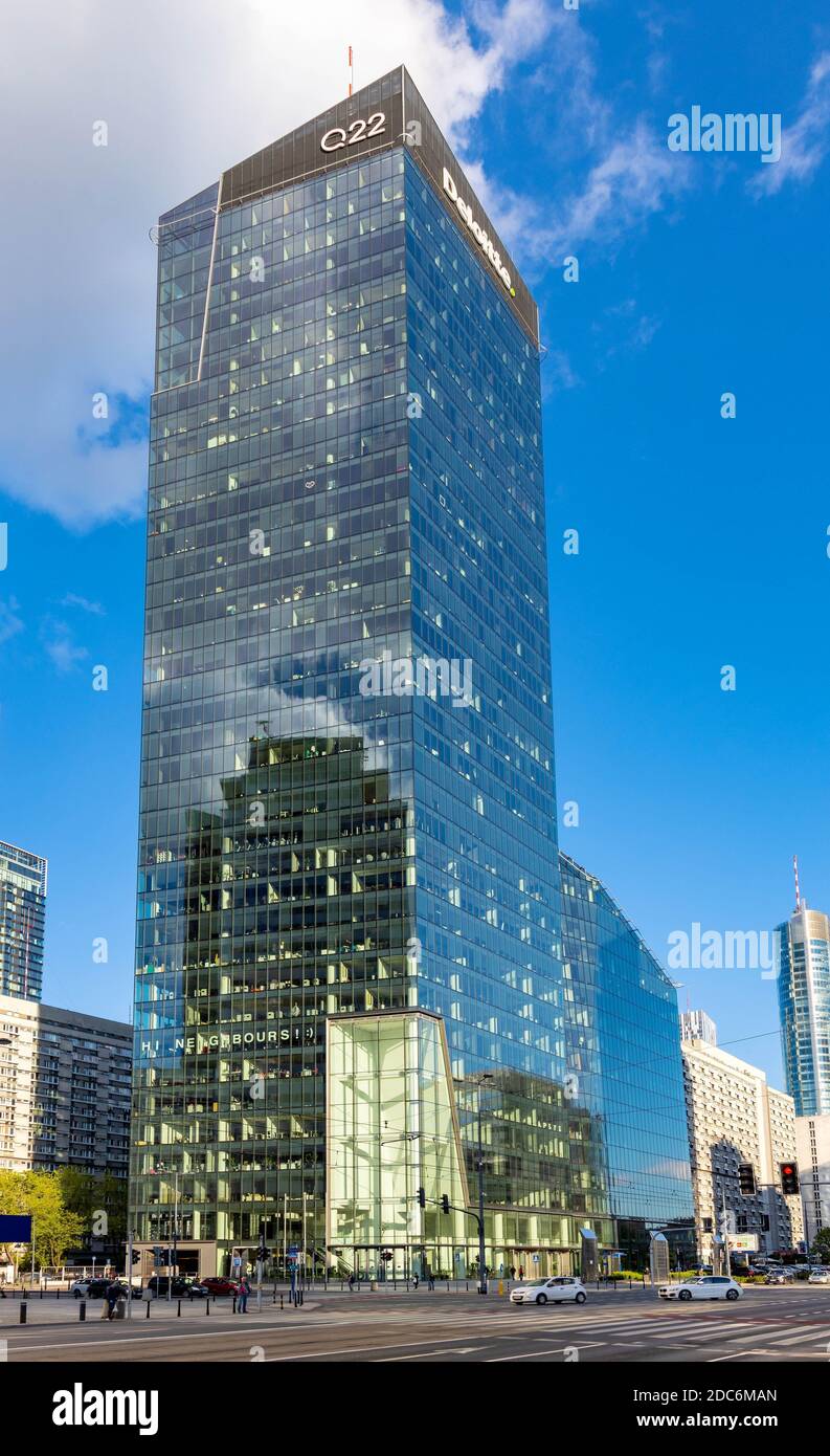 Varsavia, Mazovia / Polonia - 2020/05/22: Vista panoramica della torre Q22 dell'ufficio di Echo Investment al. Viale Jana Pawla II nel centro di Wola Foto Stock