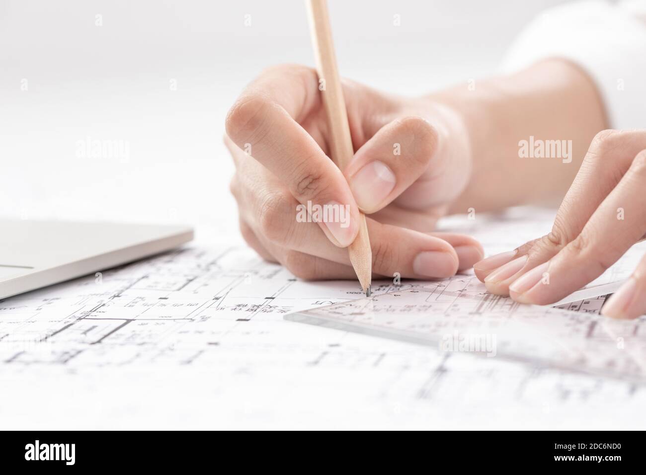 Una mano di donna d'affari che scrive su carta in ufficio Foto Stock Una mano di donna d'affari che scrive su carta in ufficio Foto Stock