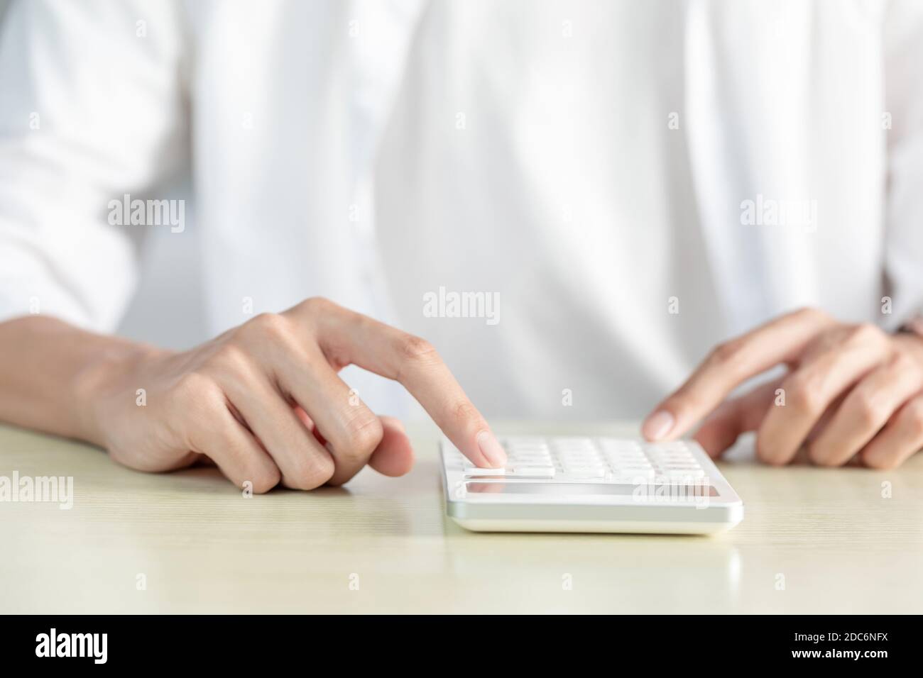 Una mano di donna d'affari che scrive su carta in ufficio Foto Stock Una mano di donna d'affari che scrive su carta in ufficio Foto Stock