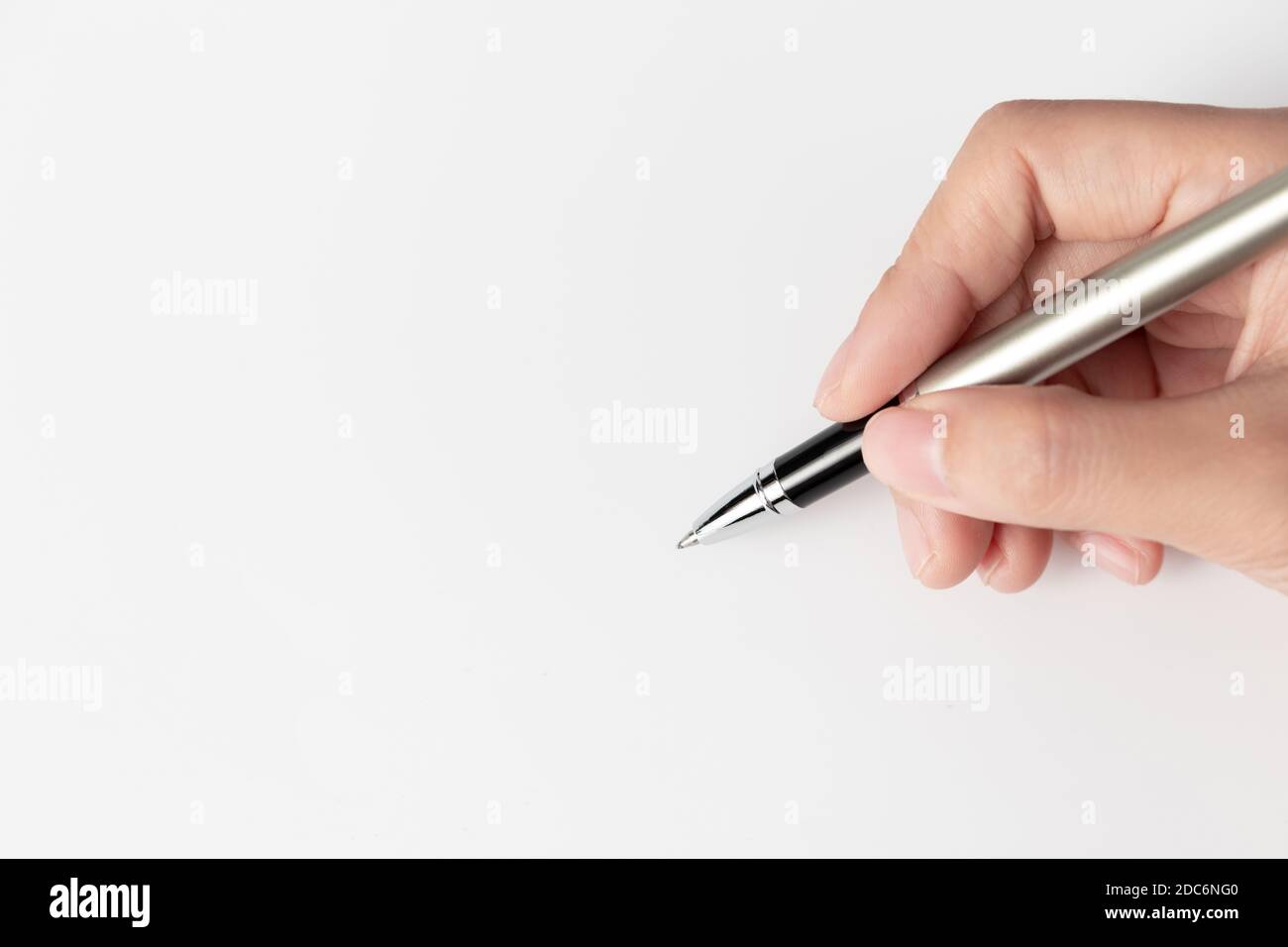 Una mano di donna d'affari che scrive su carta in ufficio Foto Stock Una mano di donna d'affari che scrive su carta in ufficio Foto Stock