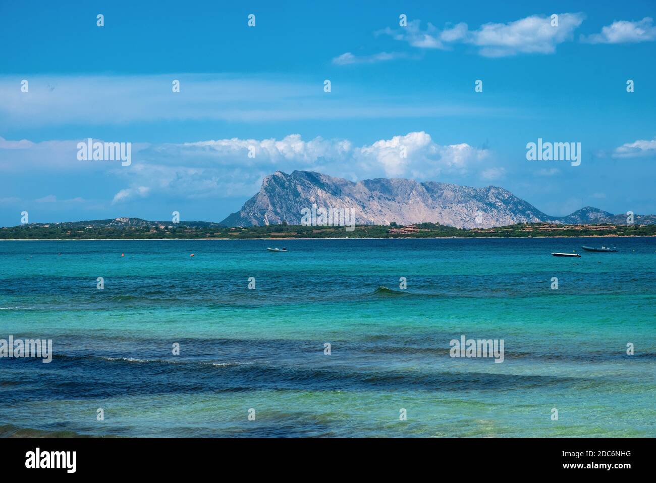 Vista panoramica sulla Costa Smeralda del Mar Tirreno e isola Tavolara vista dalla località turistica di San Teodoro in Sardegna Foto Stock