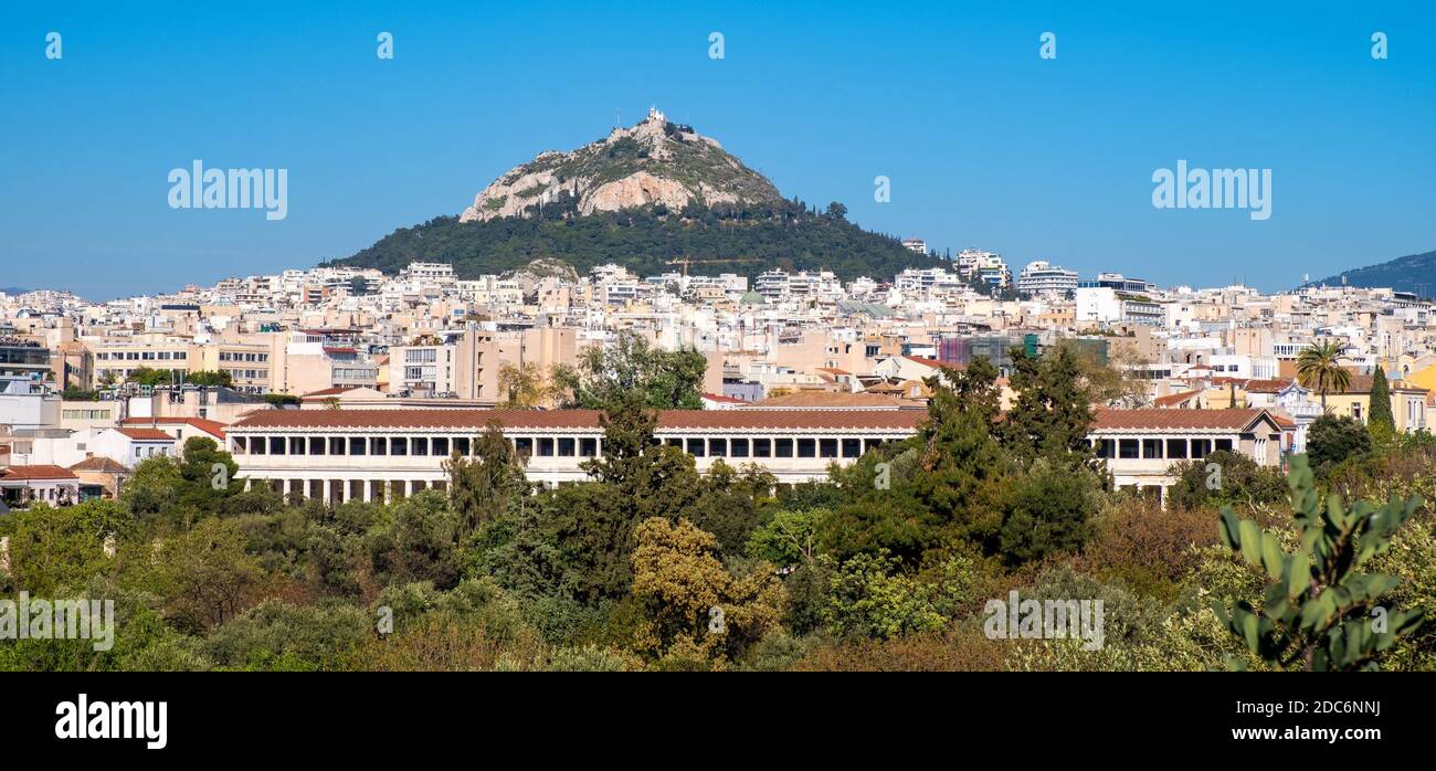 Atene, Attica / Grecia - 2018/03/30: Vista panoramica della metropolitana di Atene con la collina Lycabettus Lycabettus e il parco Pedion tou Areos visto da Areopa Foto Stock