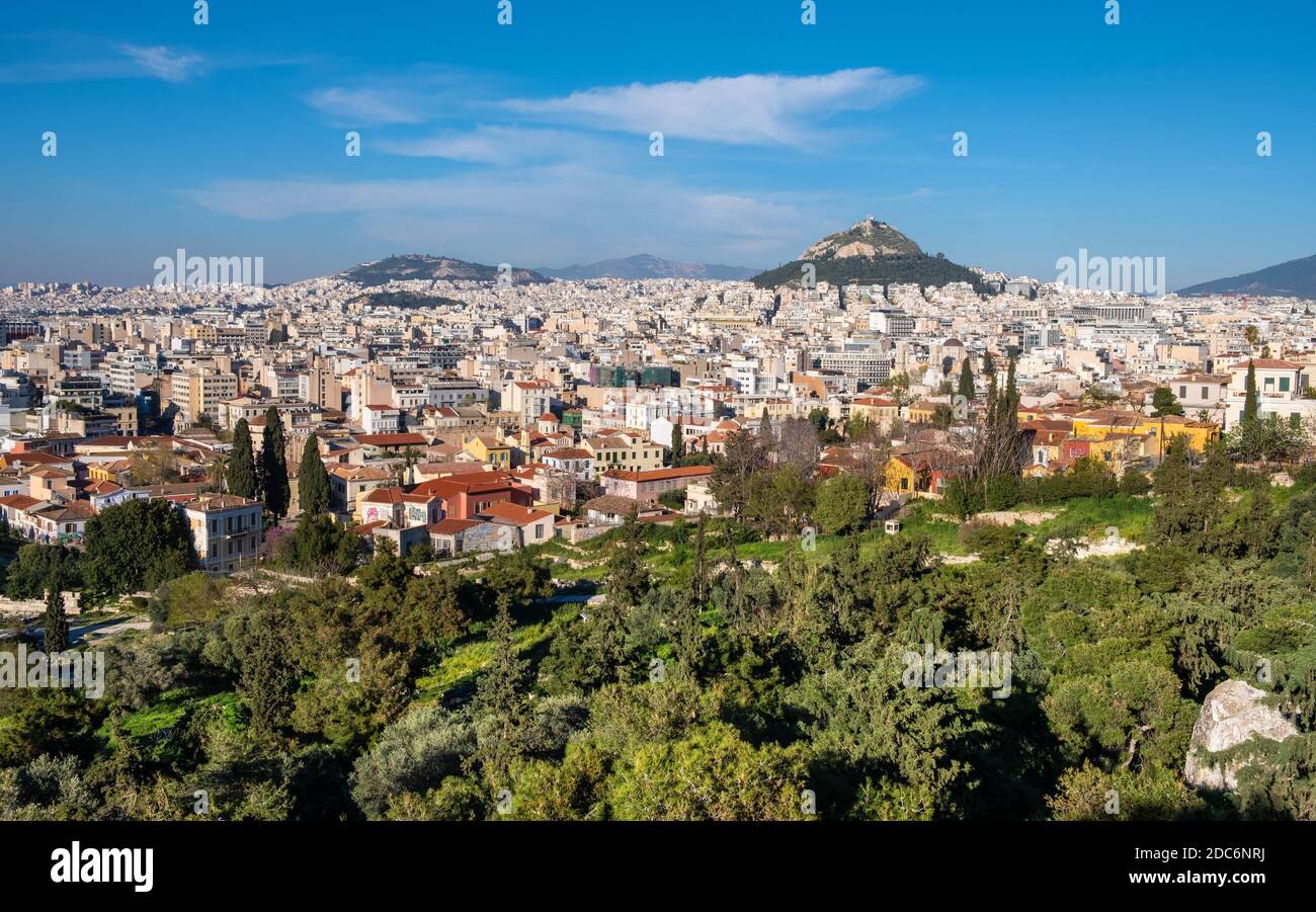 Atene, Attica / Grecia - 2018/03/30: Vista panoramica della metropolitana di Atene con la collina Lycabettus Lycabettus e il parco Pedion tou Areos visto da Areopa Foto Stock