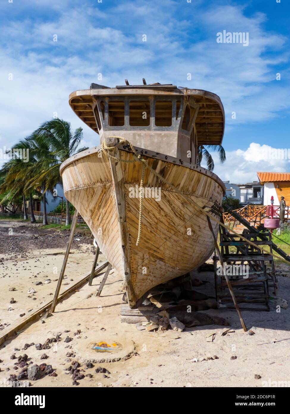 Barca da pesca tradizionale in riparazione, Isole Galapagos. Foto Stock