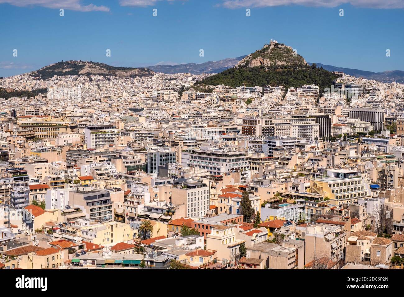 Atene, Attica / Grecia - 2018/04/02: Vista panoramica della metropolitana di Atene con la collina Lycabettus Lycabettus e il parco Pedion tou Areos visto da Areopa Foto Stock