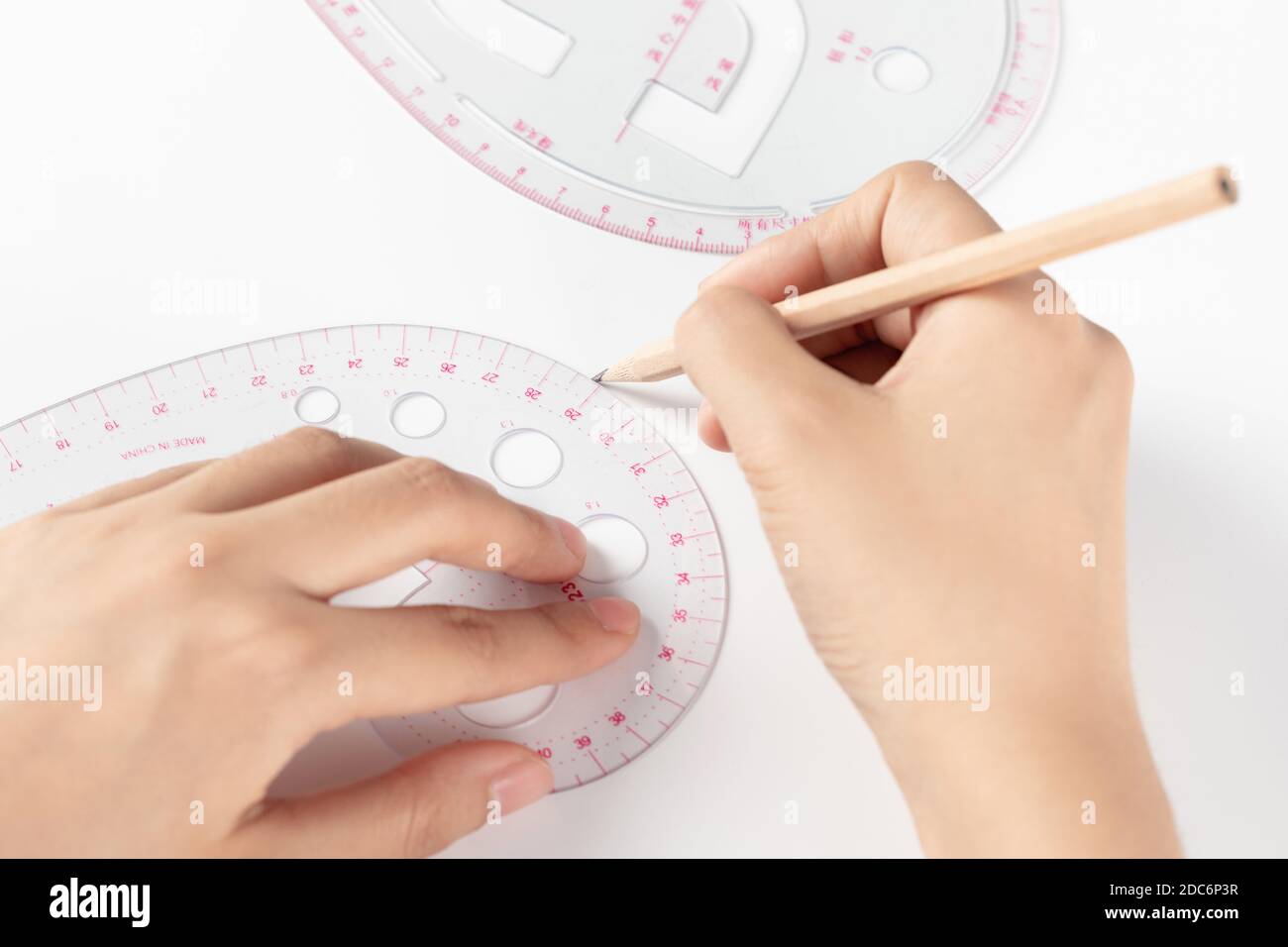 Una mano di donna d'affari che scrive su carta in ufficio Foto Stock Una mano di donna d'affari che scrive su carta in ufficio Foto Stock