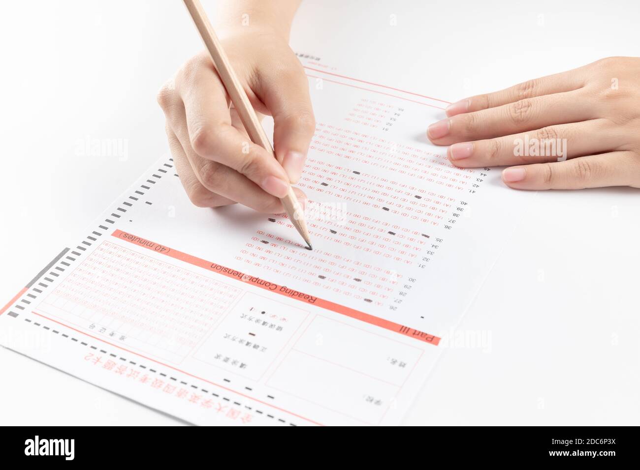 Una mano di donna d'affari che scrive su carta in ufficio Foto Stock Una mano di donna d'affari che scrive su carta in ufficio Foto Stock