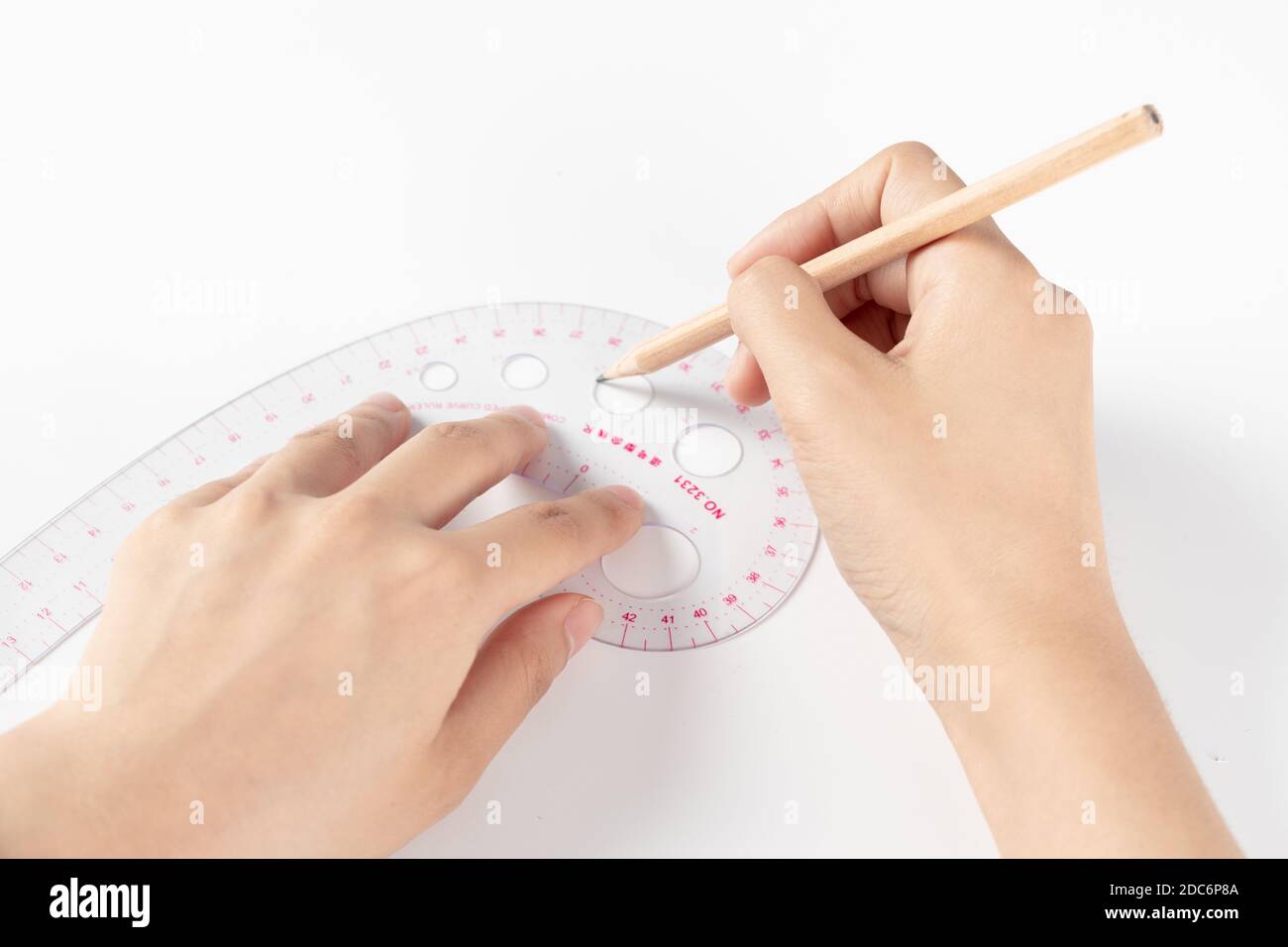 Una mano di donna d'affari che scrive su carta in ufficio Foto Stock Una mano di donna d'affari che scrive su carta in ufficio Foto Stock