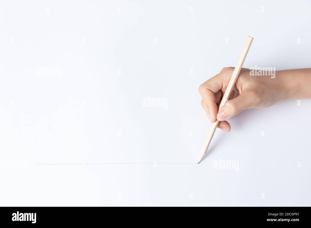 Una mano di donna d'affari che scrive su carta in ufficio Foto Stock Una mano di donna d'affari che scrive su carta in ufficio Foto Stock