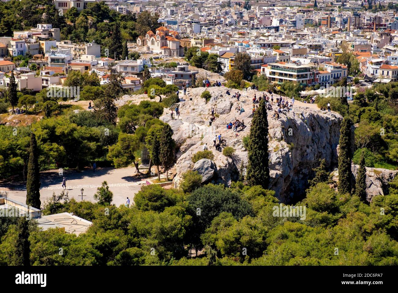 Atene, Attica / Grecia - 2018/04/02: Vista panoramica della roccia di Areopagus - Areios Pagos - vista dalla collina dell'Acropoli con la metropolitana Atene in backgroun Foto Stock