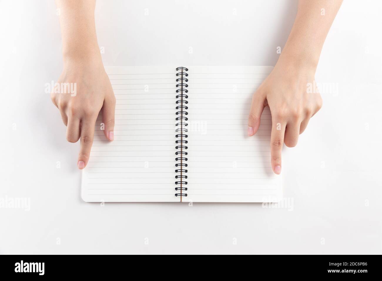 Una mano di donna d'affari che scrive su carta in ufficio Foto Stock Una mano di donna d'affari che scrive su carta in ufficio Foto Stock