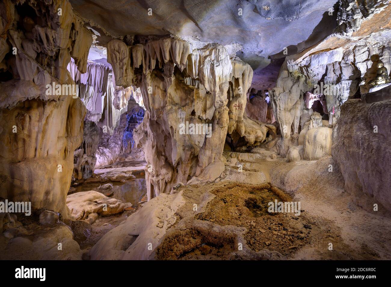 La Grotta di Trinh Nu è un'importante reliquia archeologica della Baia di ha Long. Nel 2000, gli archeologi scoprirono resti di abitanti preistorici della ha Foto Stock