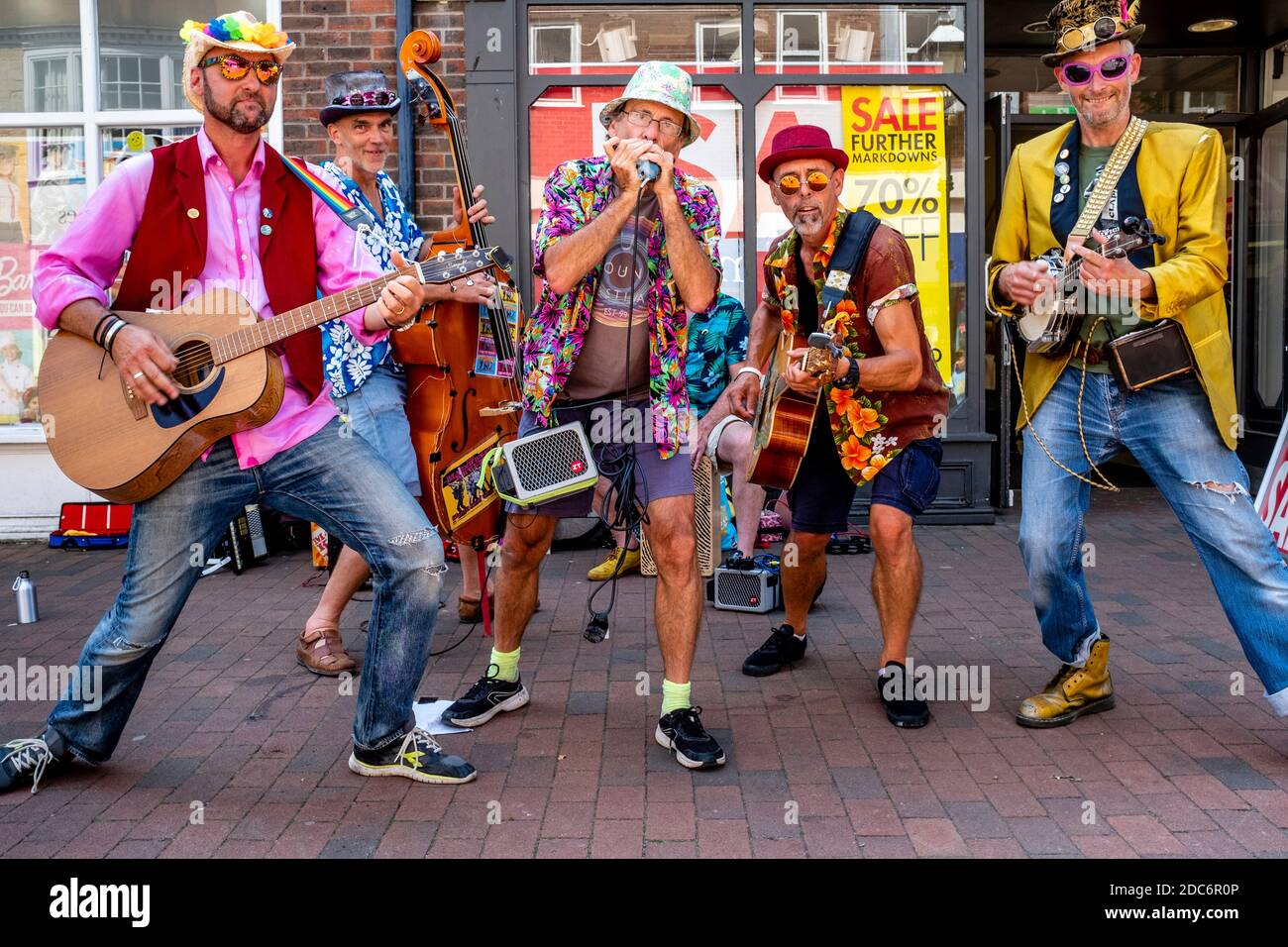 Un gruppo di uomini colorati che busking in High Street, Lewes, East Sussex, Regno Unito. Foto Stock