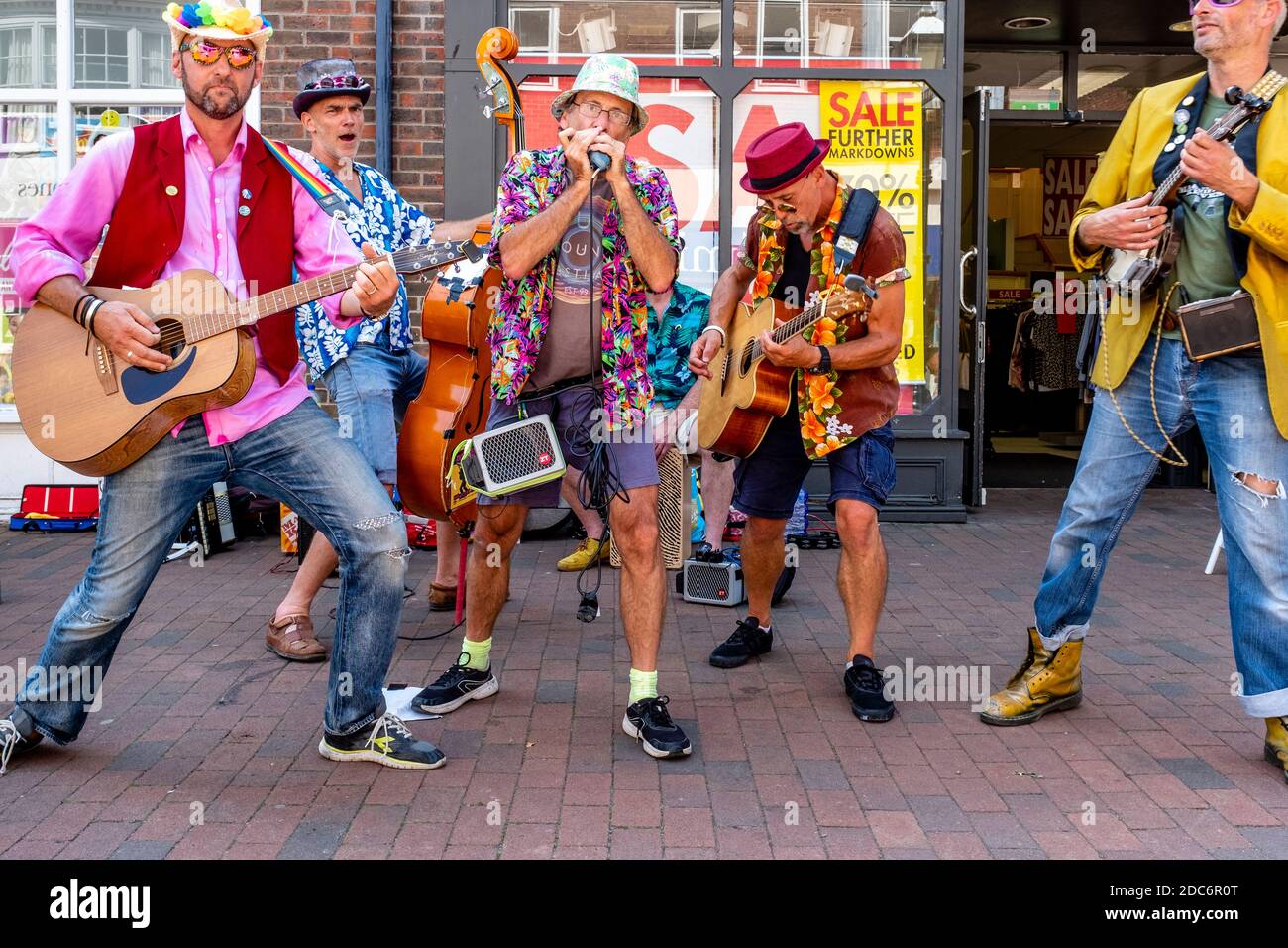 Un gruppo di uomini colorati che busking in High Street, Lewes, East Sussex, Regno Unito. Foto Stock