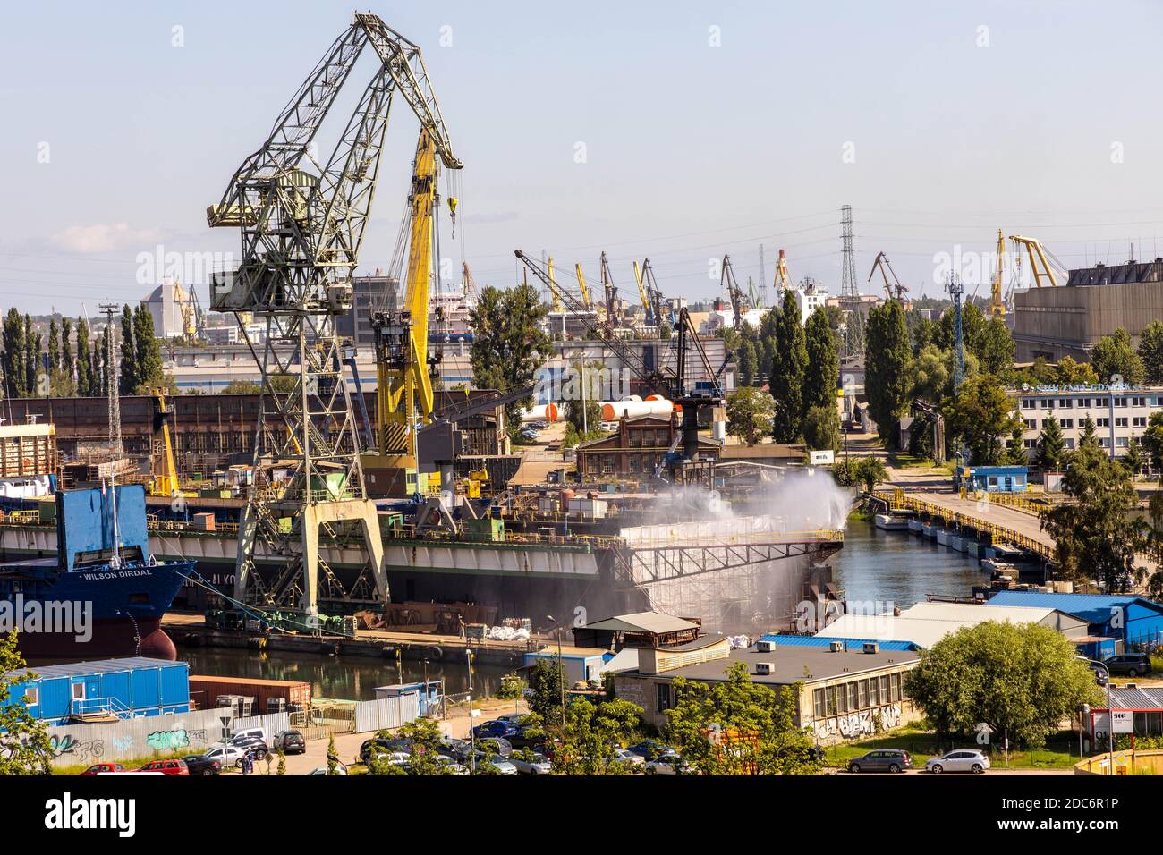 Gdansk, Pomerania / Polonia - 2020/07/14: Vista panoramica delle infrastrutture industriali del cantiere navale di Danzica vicino all'edificio del Centro europeo di solidarietà a Solid Foto Stock