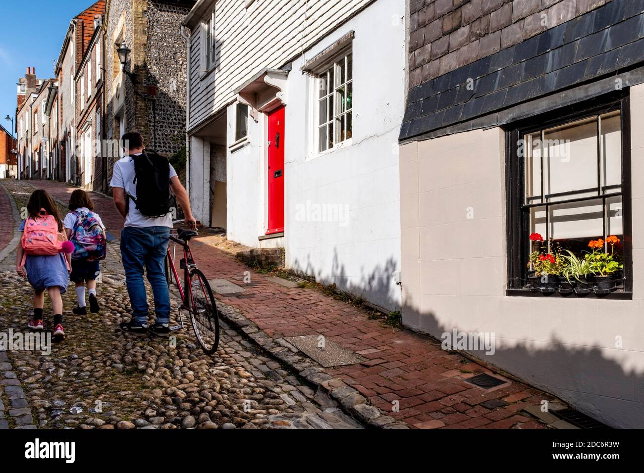 Scolari di ritorno dalla School Walk Up Historic Keere Street, Lewes, East Sussex, Regno Unito. Foto Stock