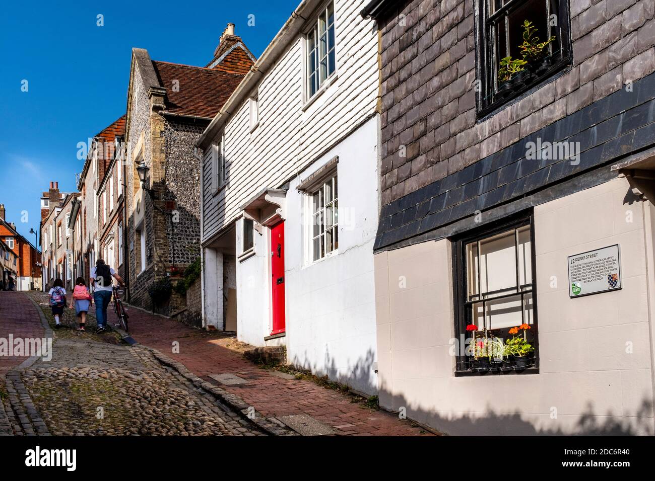 Scolari di ritorno dalla School Walk Up Historic Keere Street, Lewes, East Sussex, Regno Unito. Foto Stock