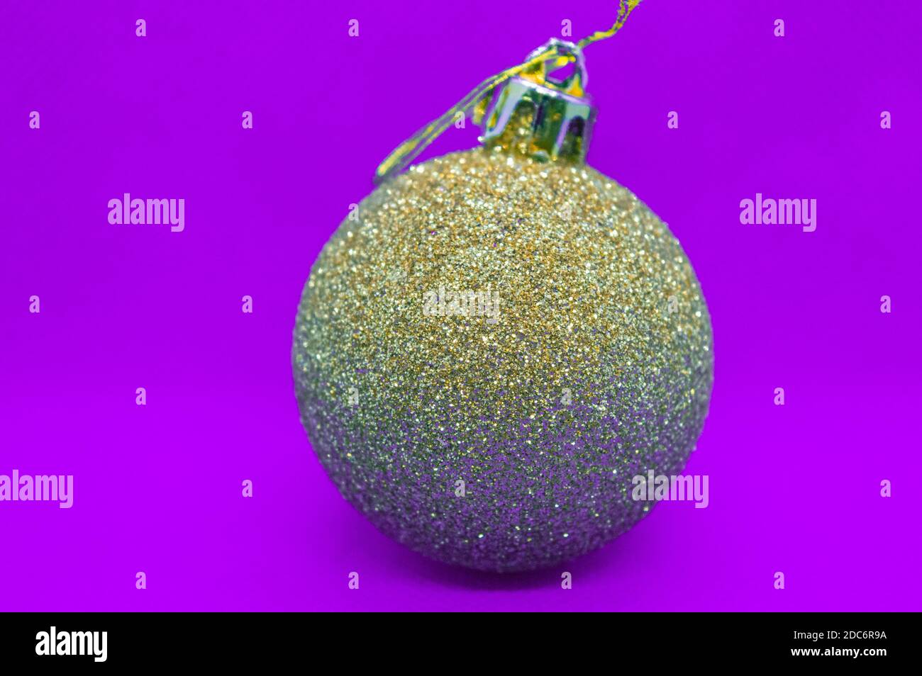 Oro e argento palloncino giocattolo Natale su sfondo viola modello. Isolato Foto Stock