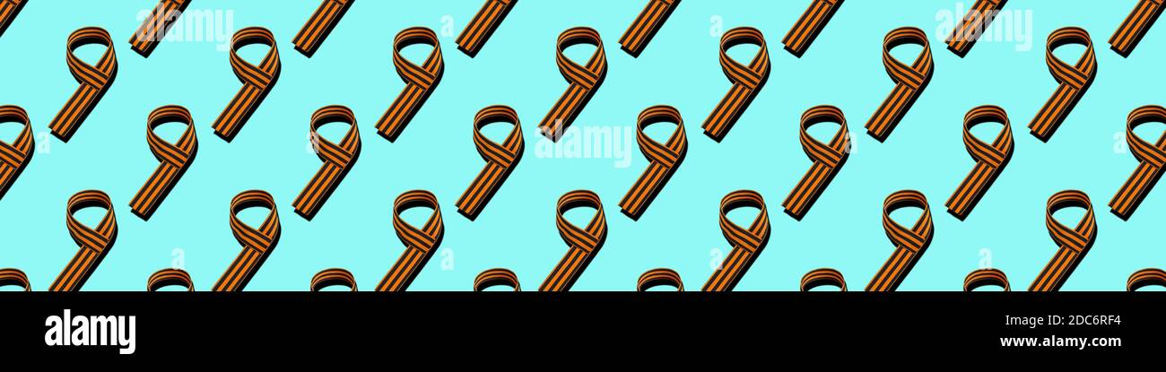 Ripetizione senza giunture. Nastro di San Giorgio isolato su sfondo blu. 9 maggio vittoria di guerra. 9 maggio vittoria di guerra. Nastro a striscia arancione nero con simbolo tradizionale. Foto Stock