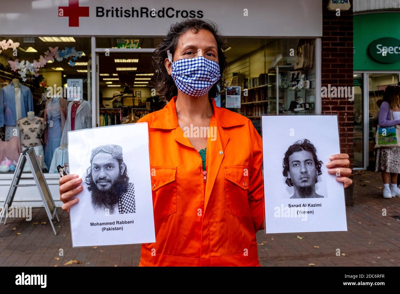 I membri del Lewes Amnesty International Group che indossano Orange Jump si addice alla protesta contro il campo di detenzione militare di Guantanamo, Lewes, Sussex, Regno Unito. Foto Stock