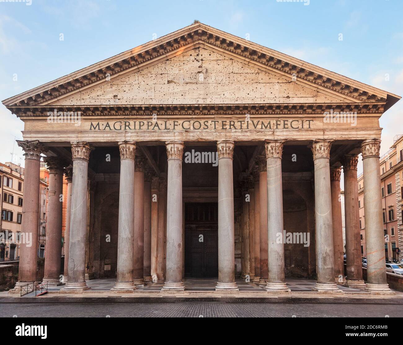 Facciata del tempio romano del Pantheon, Piazza della rotonda, Roma, Italia. L'iscrizione latina recita: 'M. Agrippa, figlio di Lucio, lo costruì quando fu console Foto Stock