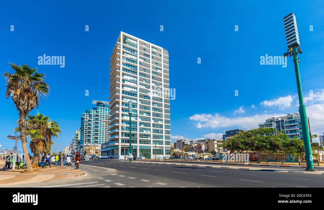 Tel Aviv Yafo, Gush Dan / Israele - 2017/10/11: Vista panoramica del centro di Tel Aviv sulla costa mediterranea, quartiere residenziale e di villeggiatura di neve Tzedek Foto Stock