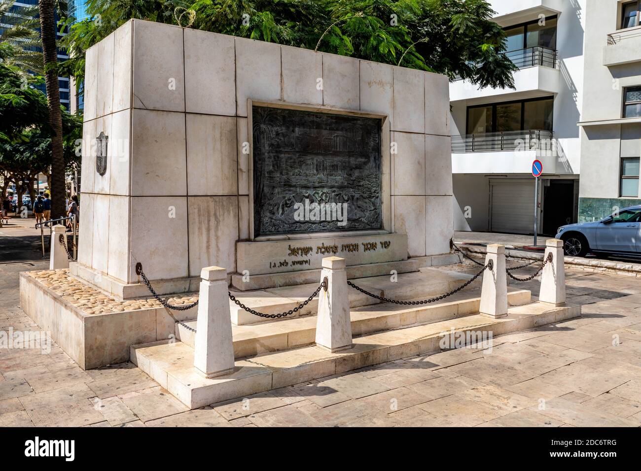 Tel Aviv Yaho, Gush Dan / Israele - 2017/10/11: Monumento ai fondatori e Fontana a Sderot Rothschild e Nahalat Binyamin giunzione nel centro di Lev capelli Foto Stock