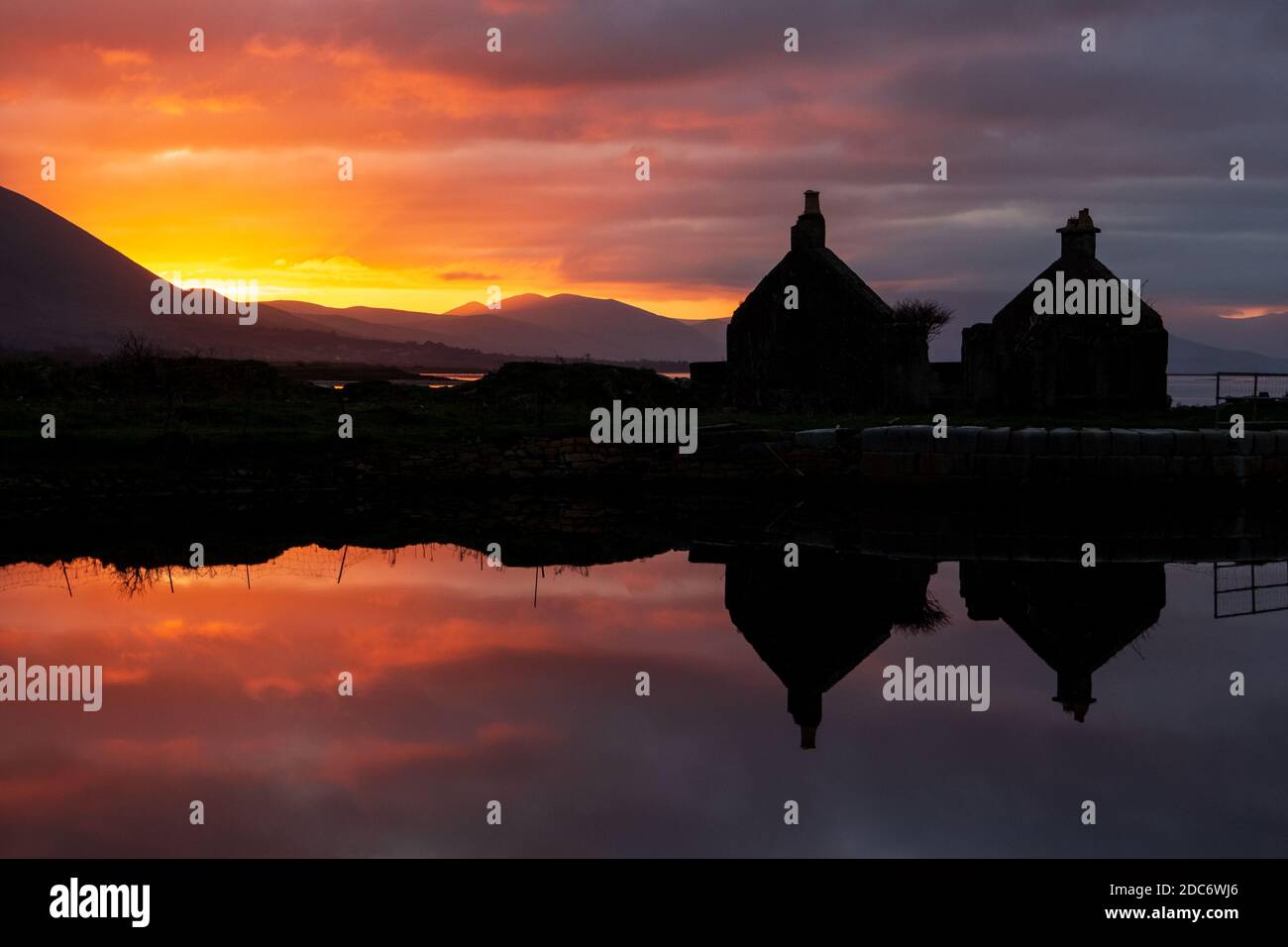 Riflessione di Silhouette di Cottage in rovina e cielo rosso in Canal Water a Tralee, Contea di Kerry, Irlanda Foto Stock