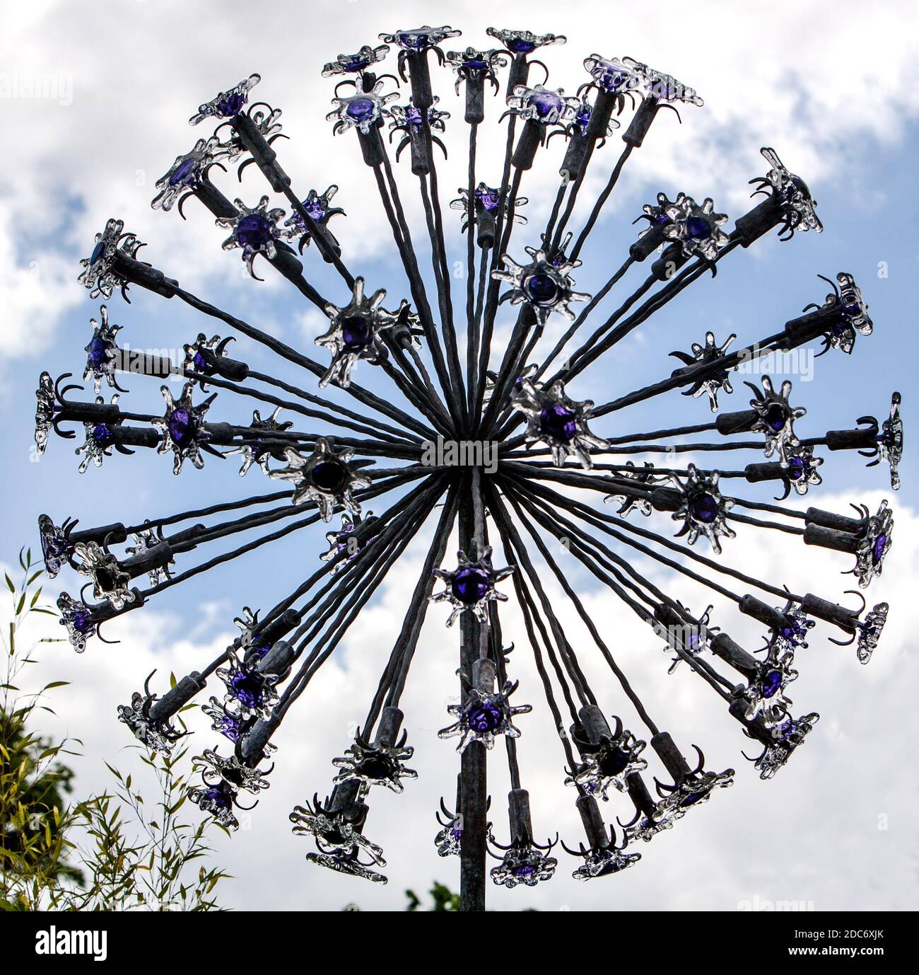 Scultura di metallo dei fiori Foto Stock