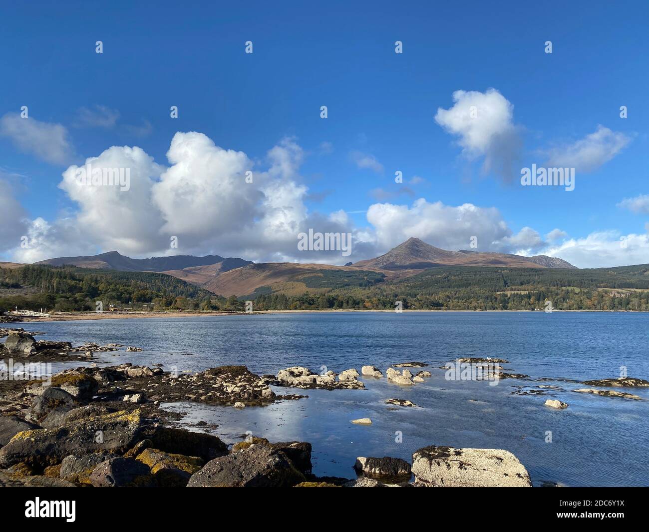 Brodick Bay con Goatfell sull'isola di Arran in Scozia Foto Stock
