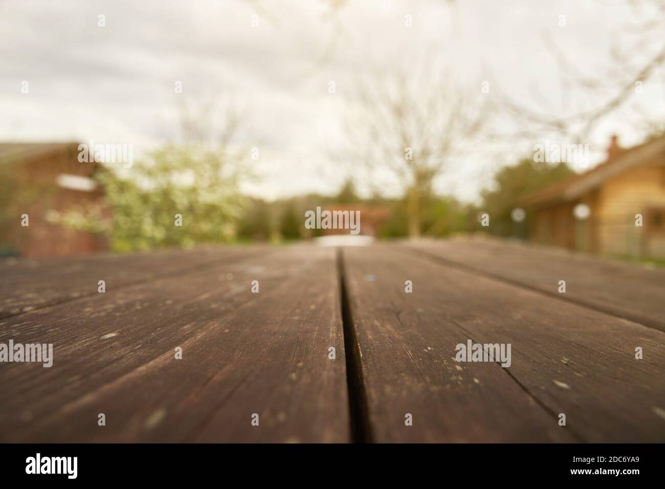 tavolo di legno con vista giardino sfocata Foto Stock