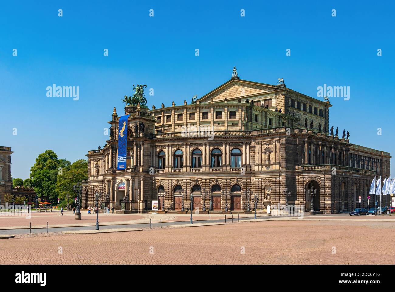 Dresda, Sassonia, Germania, il Semperoper famoso in tutto il mondo, ricostruito tra il 1977 e il 1985 dopo le incursioni aeree anglo-americane nel 1945. Foto Stock