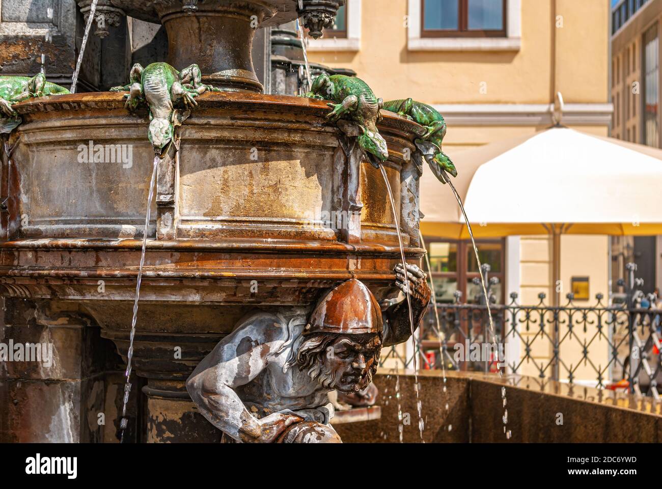Dresda, Sassonia, Germania, dettagli scultorei della Fontana del colera (Cholerabrunnen), conosciuta anche come Fontana di Gutschmid (Gutschmidbrunnen). Foto Stock