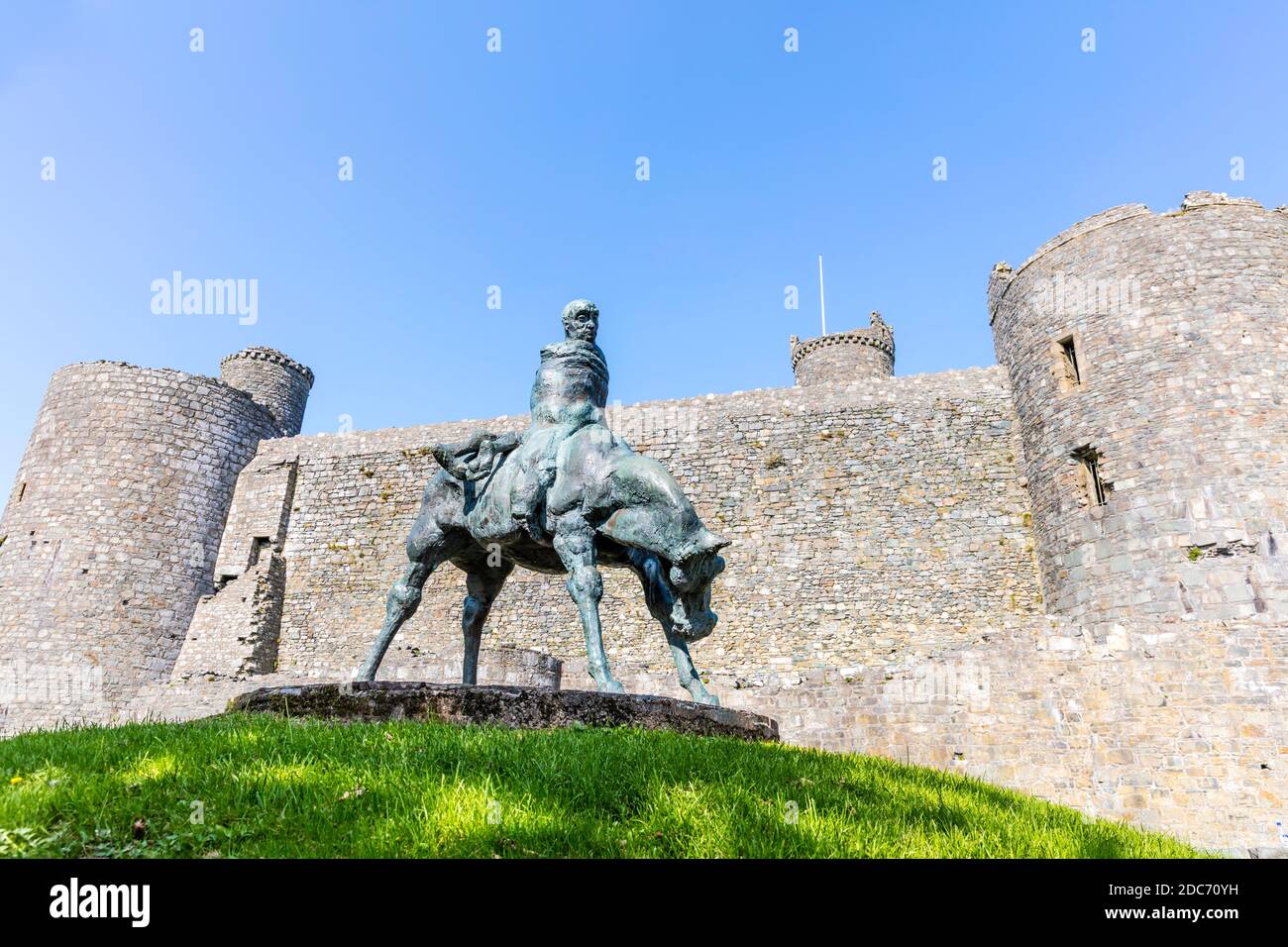 La statua dei due Re al castello di Harlech nel Galles nord-occidentale, il castello di Harlech, il Galles, la città di Harlech, il castello, il Galles, i castelli, il gallese Foto Stock
