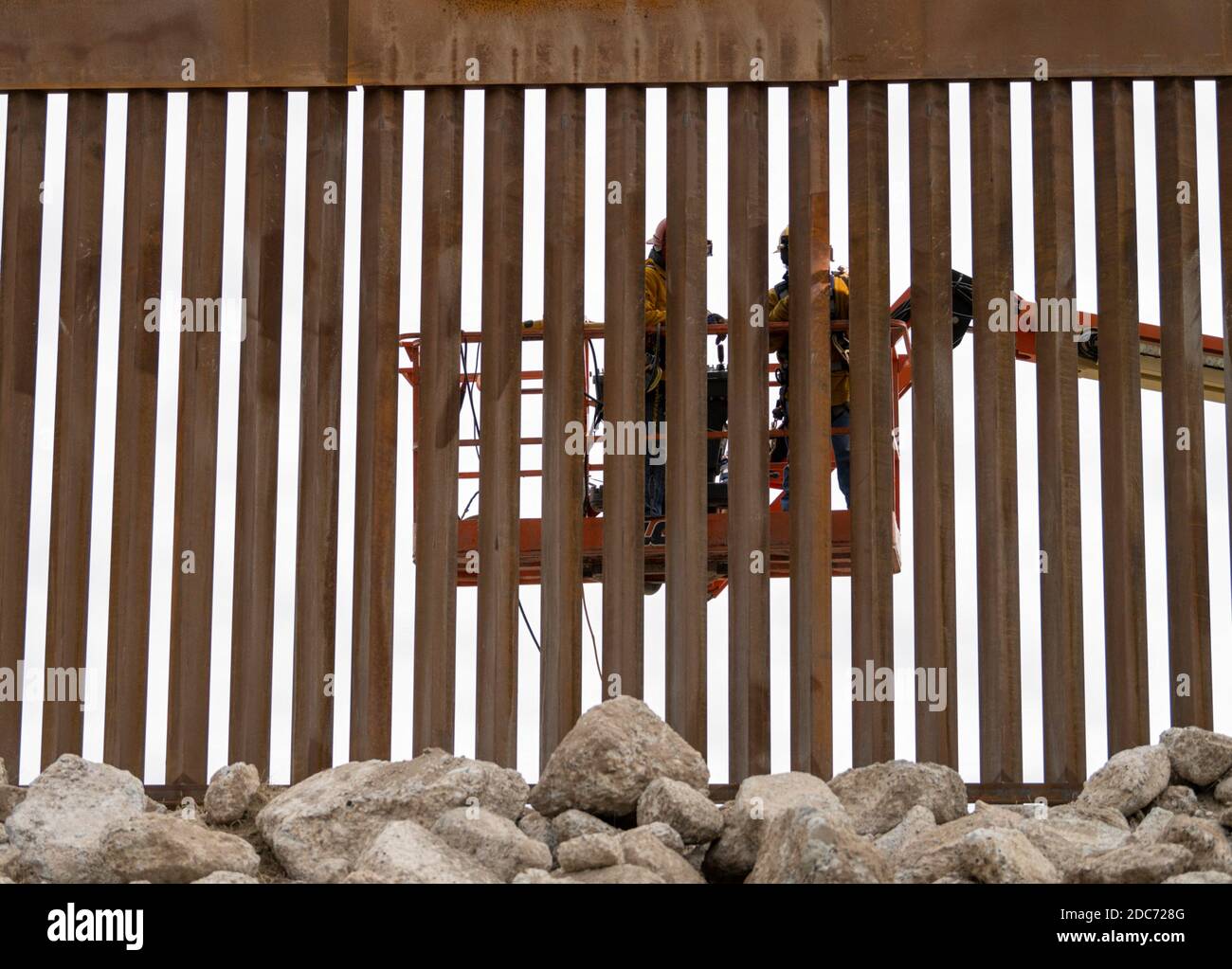 Lavoratori edili in un sito di costruzione per una sezione del muro di confine tra Stati Uniti e Messico, noto al Trump Wall 28 ottobre 2020 vicino a McAllen, Texas. Foto Stock