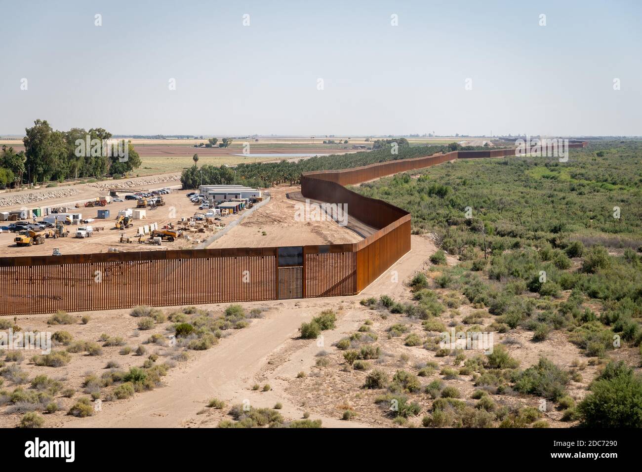 Nuove sezioni di 30 piedi di pannelli di bollard in un sito di costruzione per una sezione del muro di confine tra Stati Uniti e Messico, noto al muro di Trump 4 marzo 2020 vicino a Lukeville, Arizona. Foto Stock