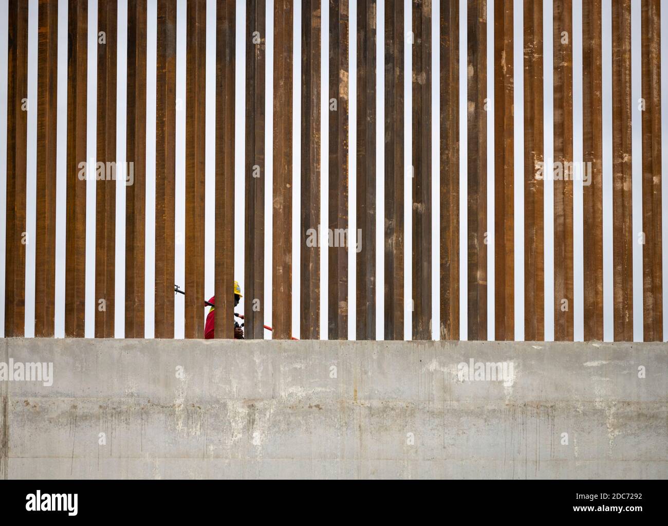 Un lavoratore di costruzione in un luogo di costruzione per una sezione del muro di confine americano - messicano, conosciuto al muro di Trump 28 ottobre 2020 vicino a McAllen, Texas. Foto Stock